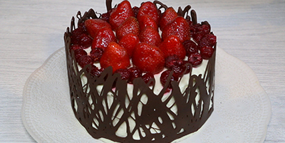 Torta de chocolate con crema chantilly y frutillas